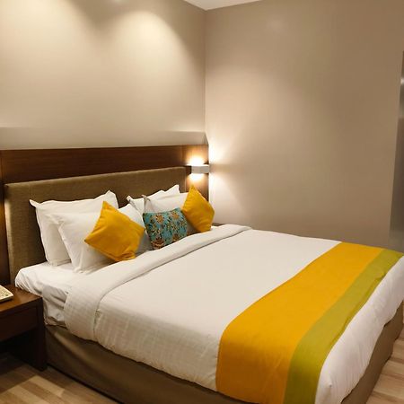 Park Residency Adoor Hotel Adur Eksteriør billede