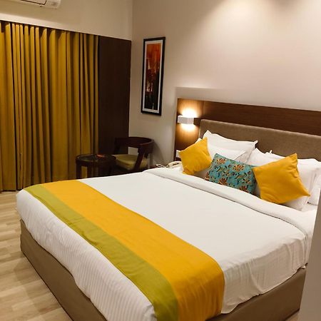 Park Residency Adoor Hotel Adur Eksteriør billede