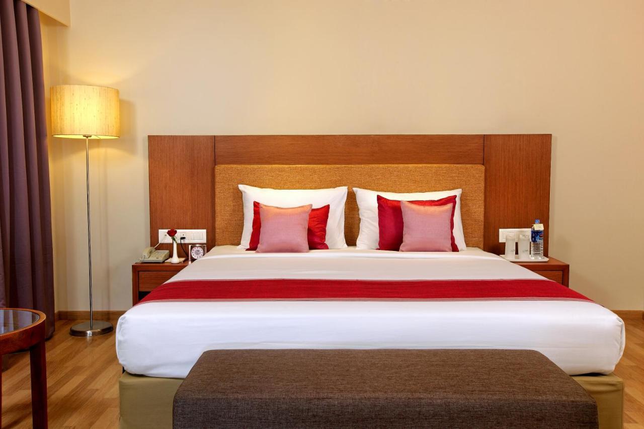 Park Residency Adoor Hotel Adur Eksteriør billede