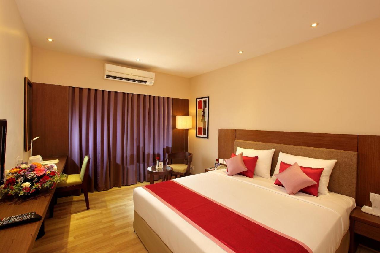 Park Residency Adoor Hotel Adur Eksteriør billede