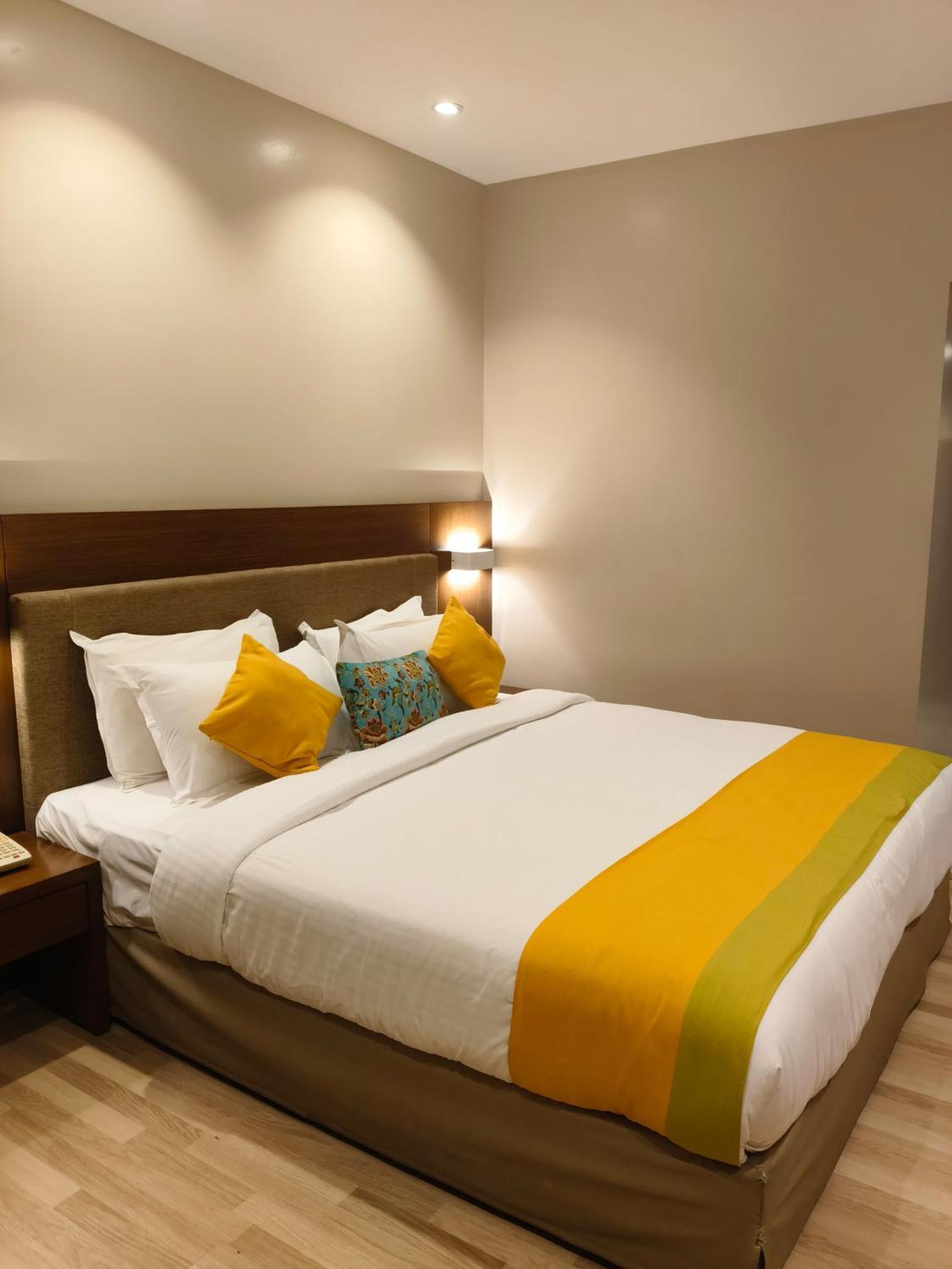 Park Residency Adoor Hotel Adur Eksteriør billede
