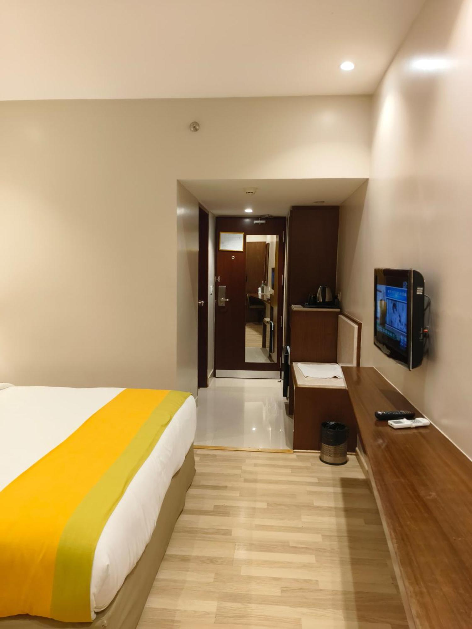 Park Residency Adoor Hotel Adur Eksteriør billede